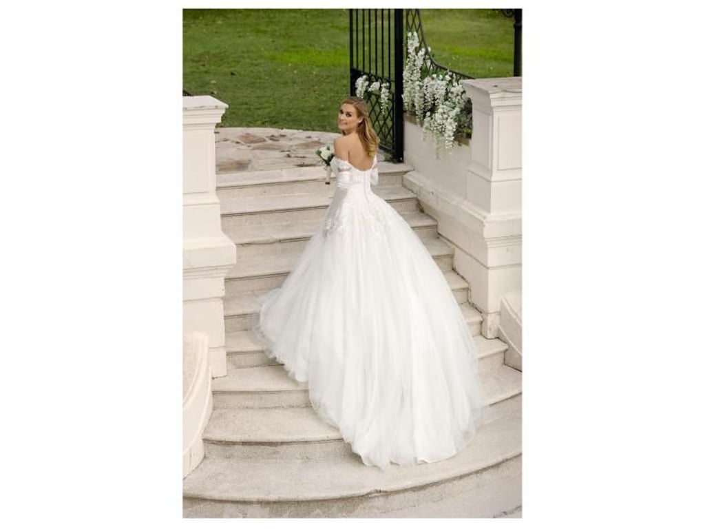 Einmal Prinzessin sein: So manche Braut wählt daher ein pompöses Kleid wie dieses Beispiel von Ladybird (Preis auf Anfrage). Foto: Ladybird/dpa