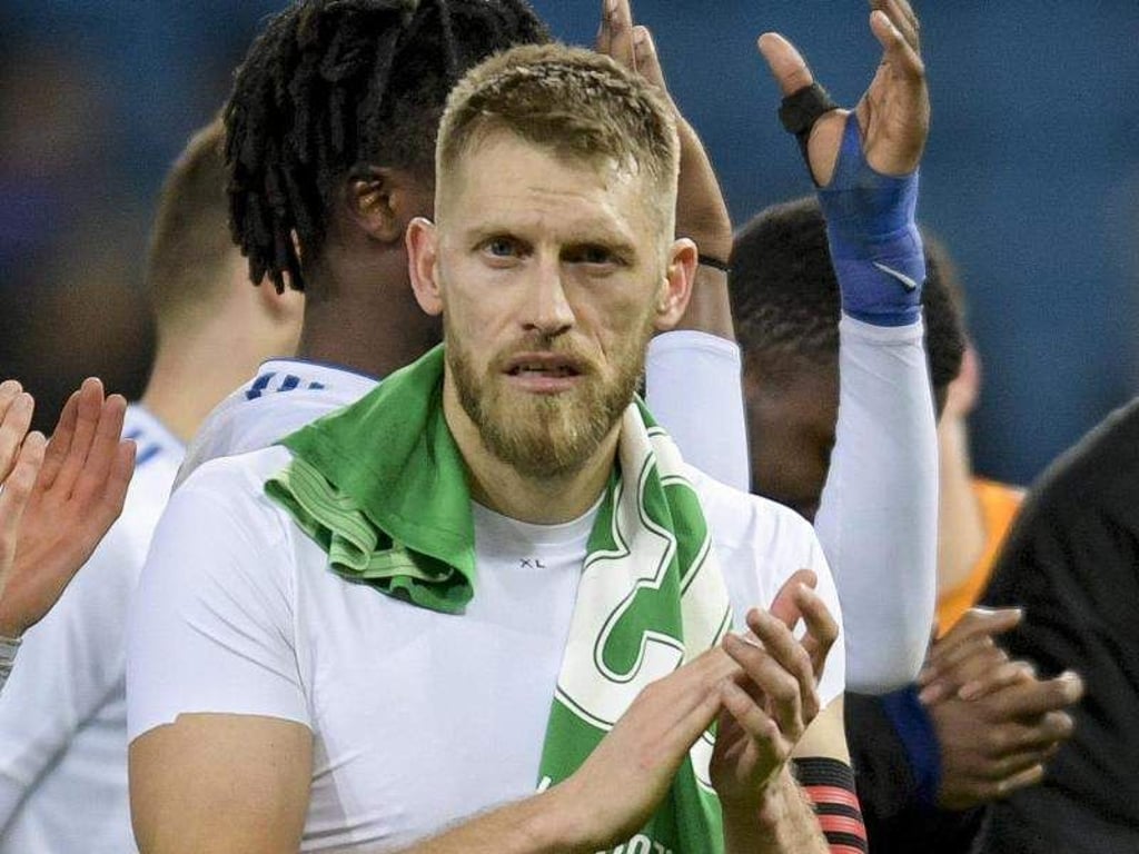 Hat sich beim Stadtderby gegen den FC St. Pauli verletzt: Aaron Hunt (M). Foto: Axel Heimken