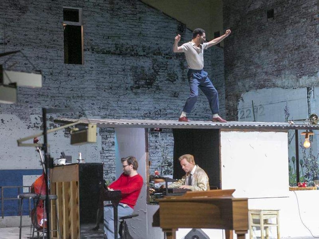 Regisseur Marton hat aus Kerouacs «On The Road» eine atemlose, rauschhafte Collage gemacht. Foto: David Baltzer/Kammerspiele München