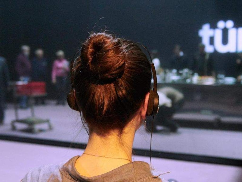 Im Theater mit Kopfhörern. Foto: Annette Riedl