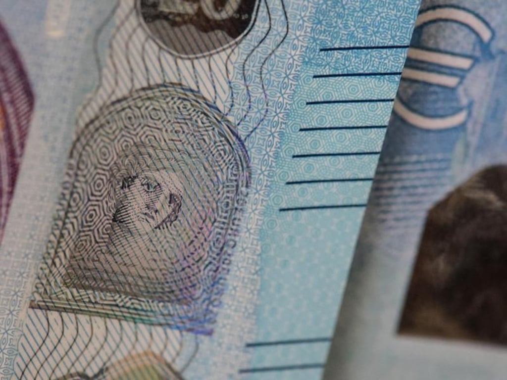 In diesem Fall hat es ein Fälscher geschafft, eine schlecht nachgeahmte 20-Euro-Note (r) unter die Leute zu bringen. Foto: Boris Roessler
