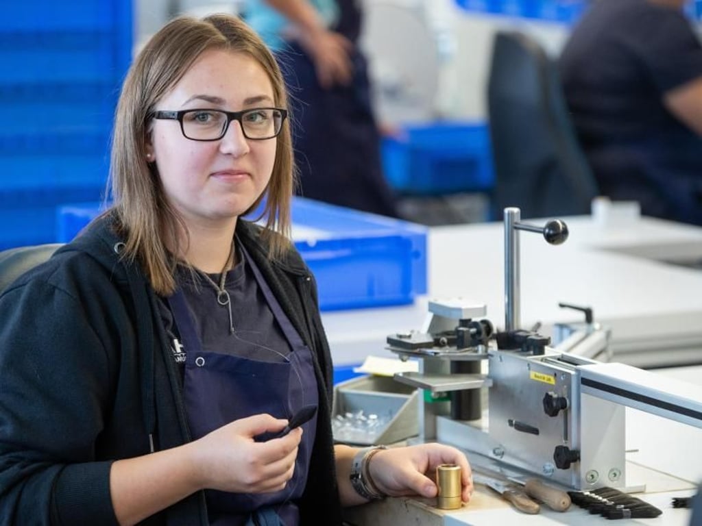 Kristina Bauer stellt zum Beispiel Katzenzungen her. Das sind flache Pinsel mit ovaler Spitze. Foto: Daniel Karmann