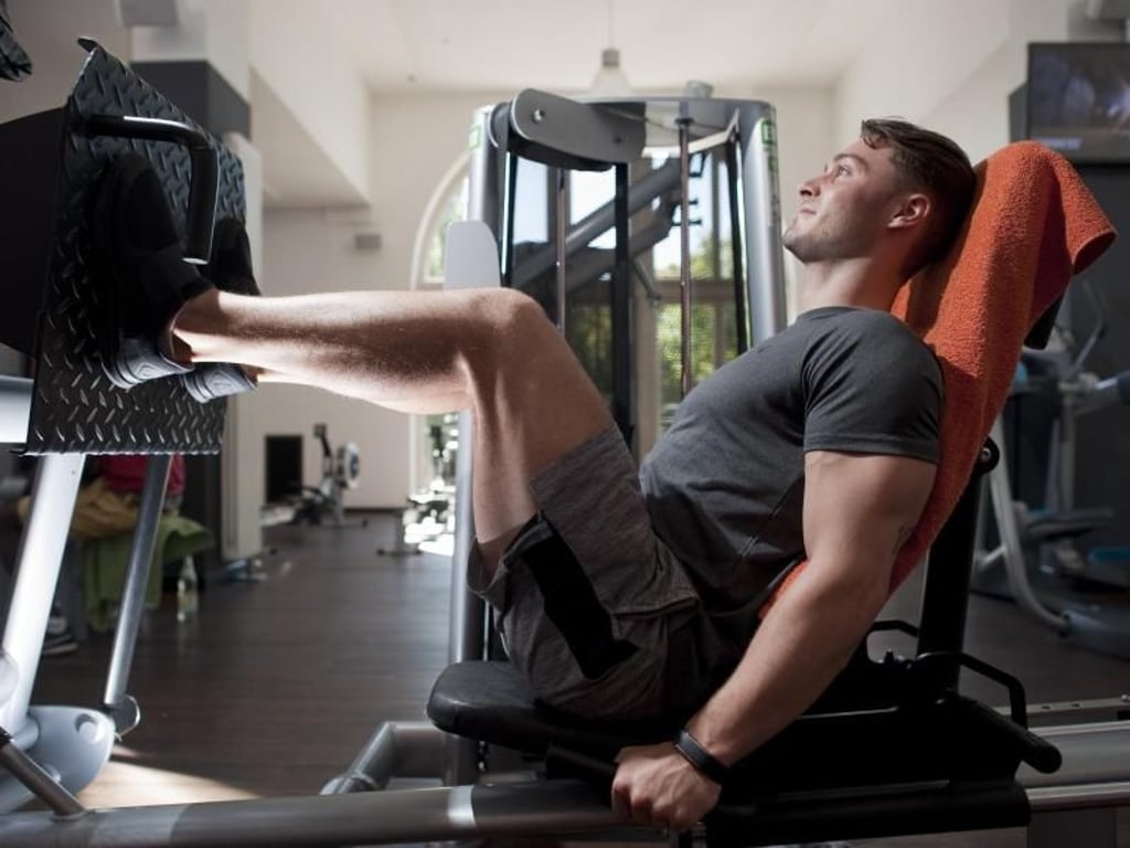 Nach intensivem Training oder ungewohnten Bewegungen kann der Muskelkater in den Beinen so heftig sein, dass man kaum die Treppe runterkommt. Foto: Klaus-Dietmar Gabbert