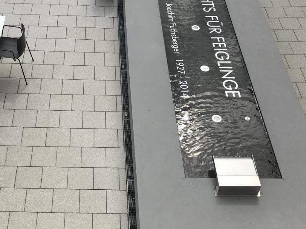 Grünwald gedenkt Joachim Fuchsberger mit einem modernen Brunnen. Foto: Dido Lutz