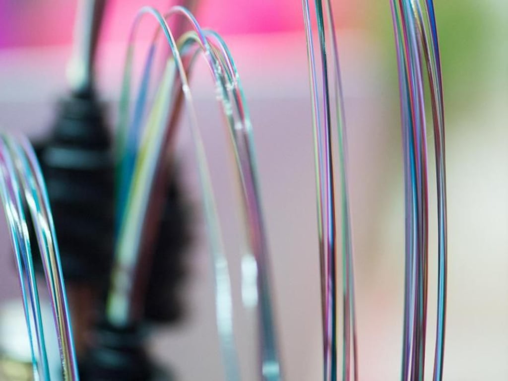 Für einen Glasfaseranschluss im Haus versprechen die Anbieter zuverlässigere Anbindung, mehr Geschwindigkeit und geringere Reaktionszeiten. Foto: Franziska Gabbert