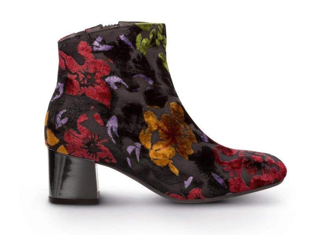 Glamourös wirkt diese klassische Stiefelette von Gabor (120 Euro). Foto: Gabor/dpa