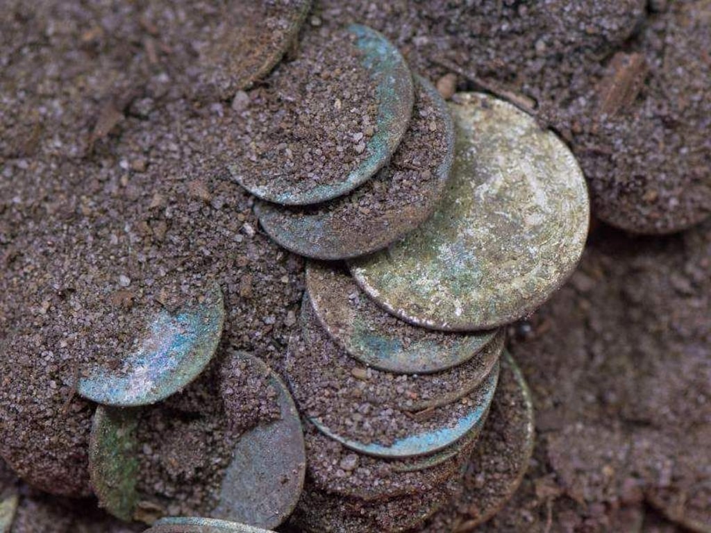 Der Münzschatz aus der Sächsischen Schweiz umfasst 800 bis 1000 Silbermünzen. Foto: Sebastian Kahnert