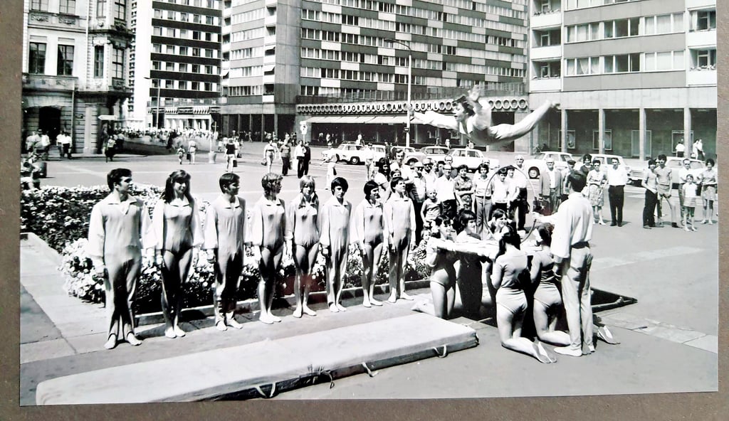 Die Tempo-Springer von „Die Ascinos“ von der Sportwerbegruppe Silstedt bei einem ihrer zahlreichen Auftritte in den 1970er Jahren.