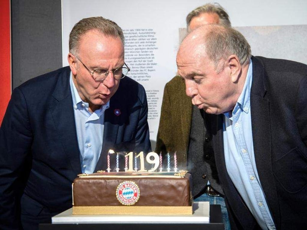 2019 feiert der FC Bayern München seinen 119. Geburtstag - und am 1. März ist die Bewährung von Uli Hoeneß abgelaufen. Der Vereinspräsident (r) und Karl-Heinz Rummenigge pusten die Kerzen auf einer Torte aus. Foto: Sina Schuldt