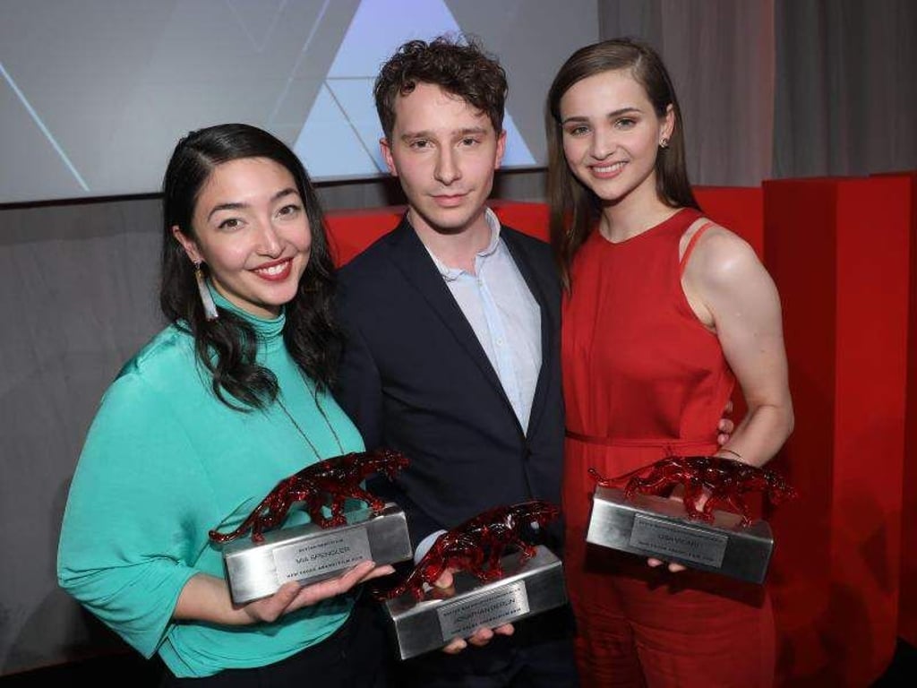 Die Preisträger (l-r): Mia Spengler («Bester Debütfilm»), Jonathan Berlin («Bester Schauspieler») und Lisa Vicari («Beste Schauspielerin»). Foto: Jörg Carstensen
