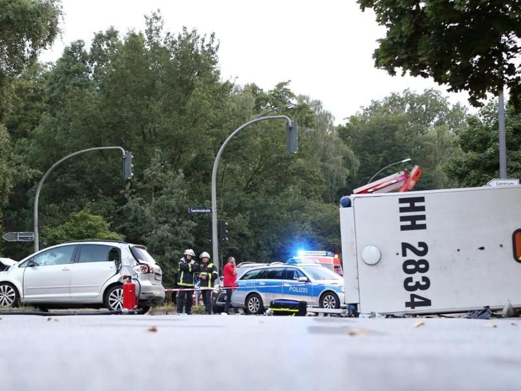 Neben einer Schwangeren und ihrer Mutter, die sie begleitete, erlitten auch die Besatzung des Rettungswagens und die Fahrerin des Autos Verletzungen. Foto: Bodo Marks
