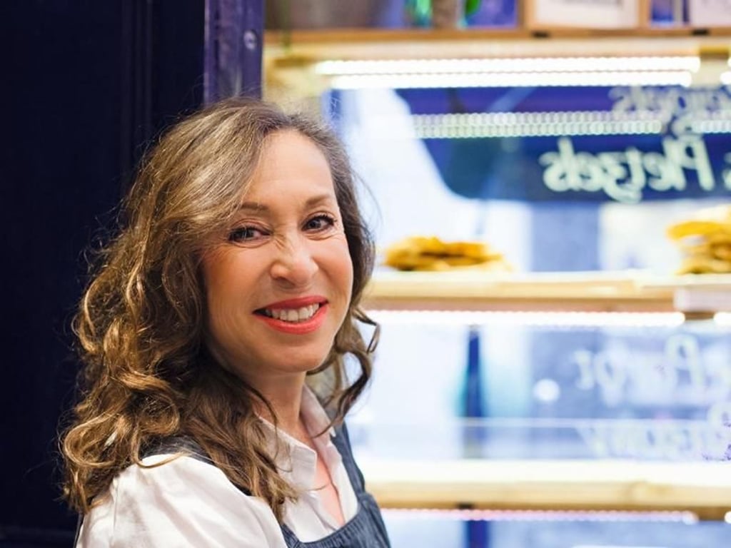 Florence Kahn führt im jüdischen Viertel Marais in Paris einen Feinkostladen mit Bäckerei. Foto: h.f.ullmann/Delphine Constantini