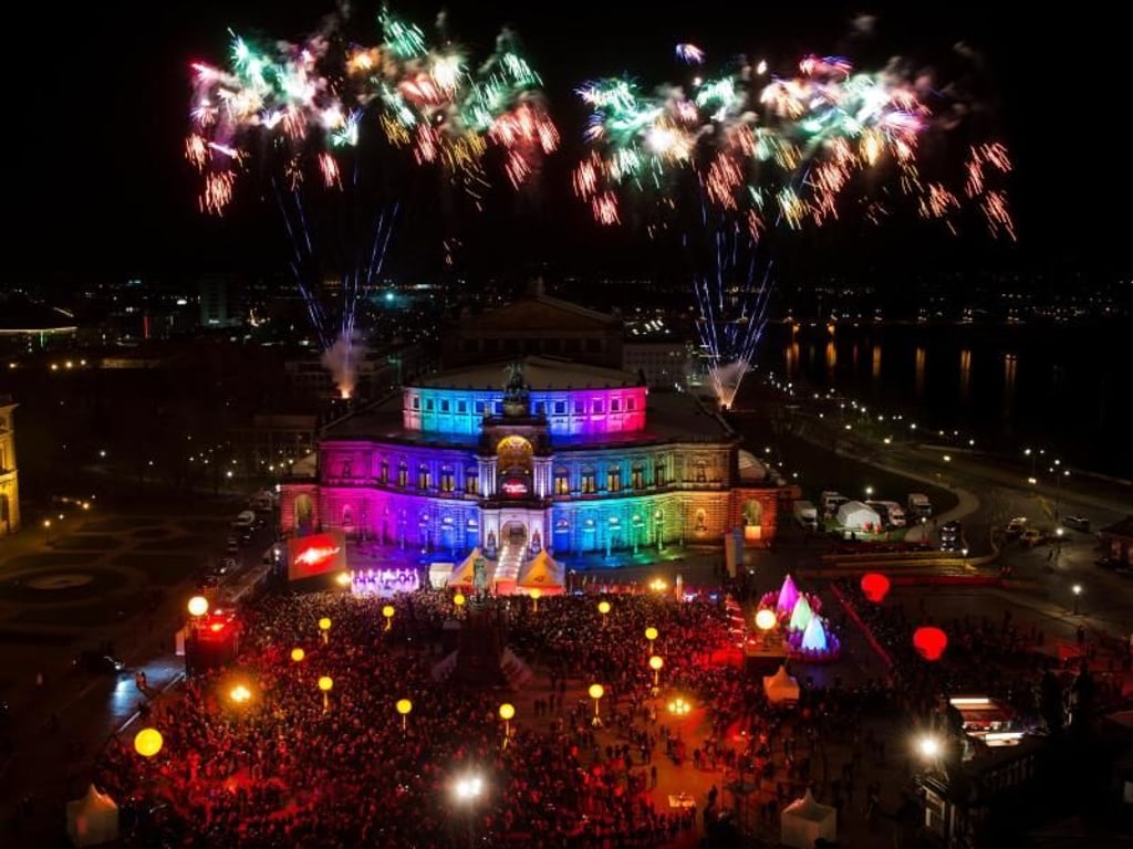 Der 11. Semperopernball in Dresden wurde mit einem Feuerwerk über der Oper eröffnet. Foto: Arno Burgi