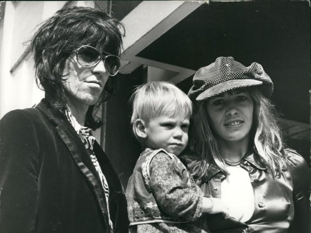 Anita Pallenberg und Keith Richards mit Söhnchen Marlon. Foto: Keystone Press Agency/Keystone USA via ZUMA