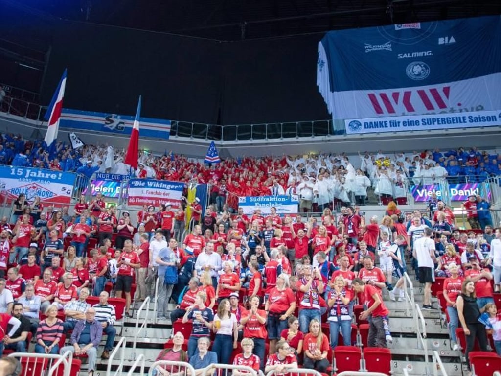 Die mitgereisten Flensburger Fans machen vor dem Spiel Stimmung im Gästeblock. Foto: Guido Kirchner