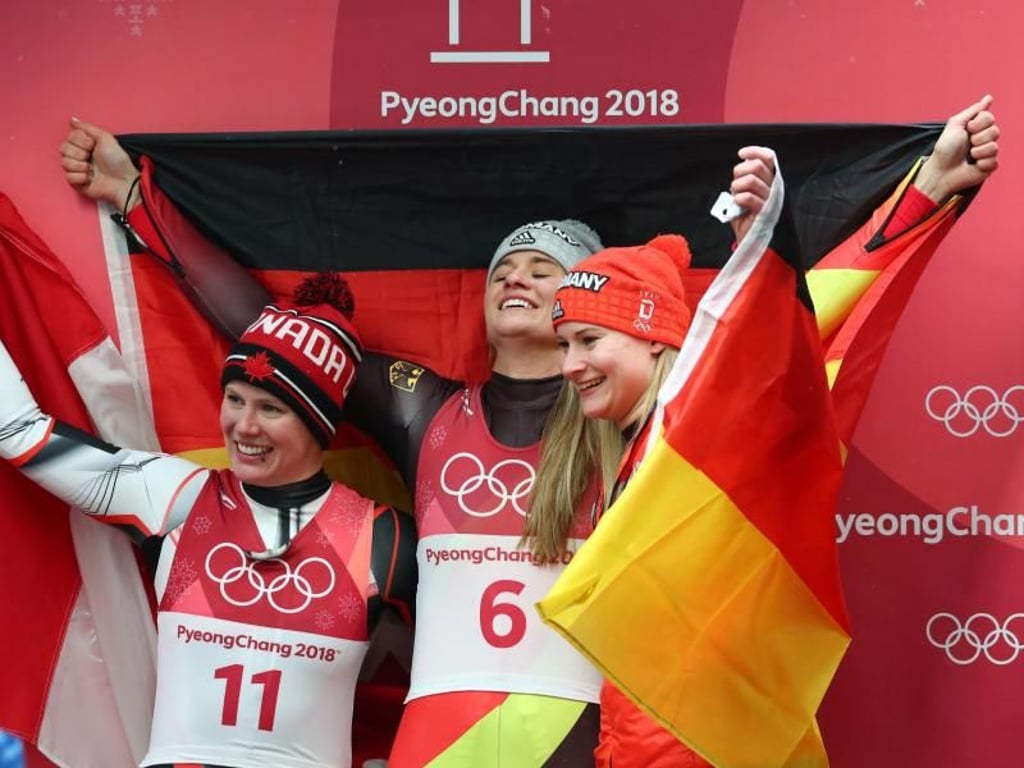 Die Erstplatzierten Natalie Geisenberger (m., Gold) und Dajana Eitberger (r., Silber) aus Deutschland und Alex Gough (l., Bronze). Foto: Tobias Hase