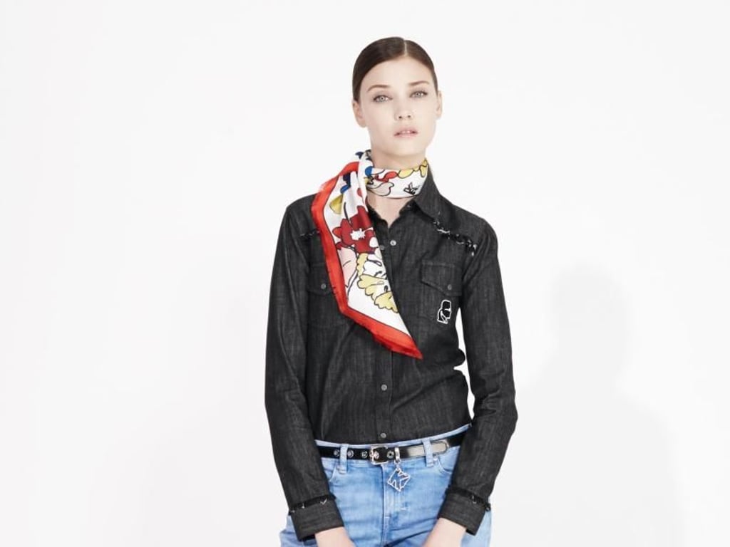 Jeans ist weiterhin ein großes Thema. Der Saum bleibt bei der Hose gerne offen, wie hier bei Karl Lagerfeld (Jeanshemd 195 Euro, Jeans 165 Euro, Shopper 295 Euro, Sandalen 295 Euro, Schal 195 Euro, Gürtel 145 Euro). Foto: Karl Lagerfeld