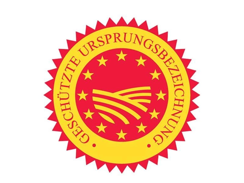 Das rote EU-Gütezeichen steht für «Geschützte Ursprungsbezeichnung» und garantiert, dass Erzeugung, Herstellung und Verarbeitung in einer bestimmt Region erfolgt sind. Foto: Europäische Kommission/dpa-tmn