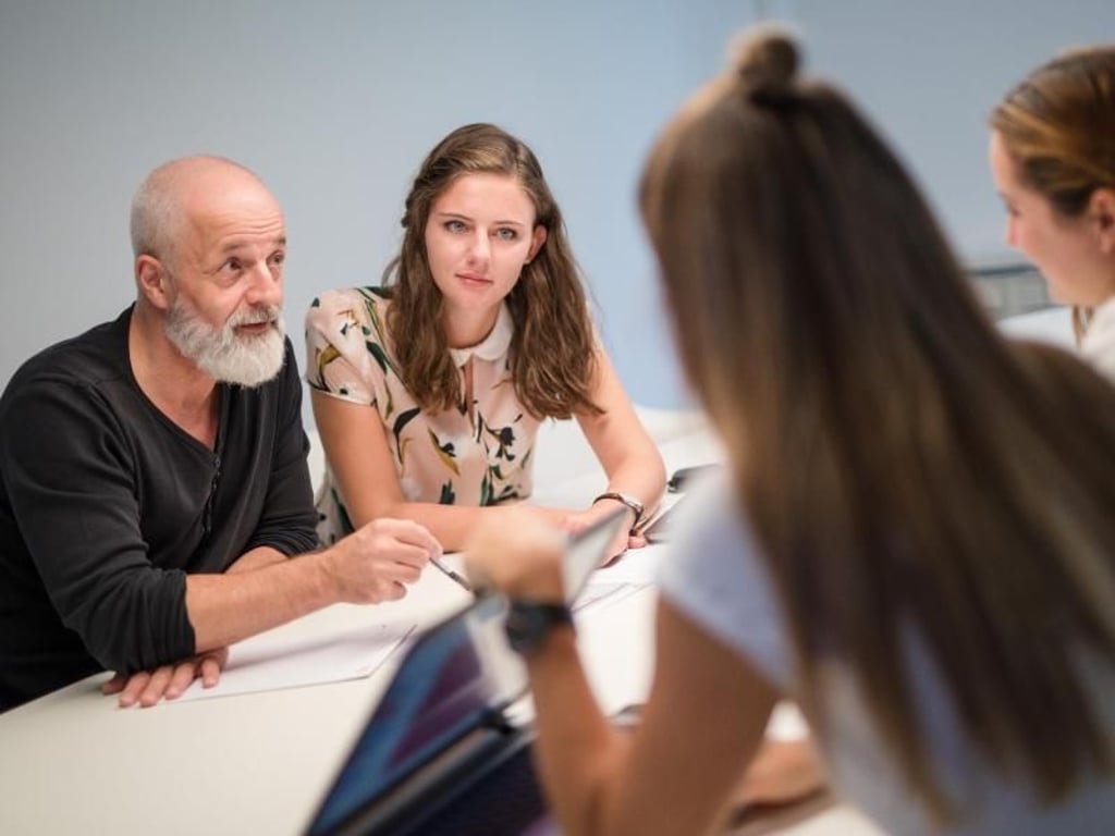 Um ein Marketingkonzept zu erstellen, muss sich Jule Schempp etwa mit der Kreativabteilung zusammensetzen. Foto: Christoph Schmidt