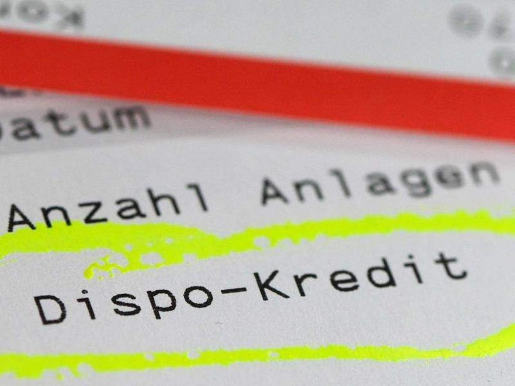Von November an müssen Kreditinstitute ihre Kunden einmal im Jahr über die Gesamtkosten informieren. Foto: Jens Kalaene
