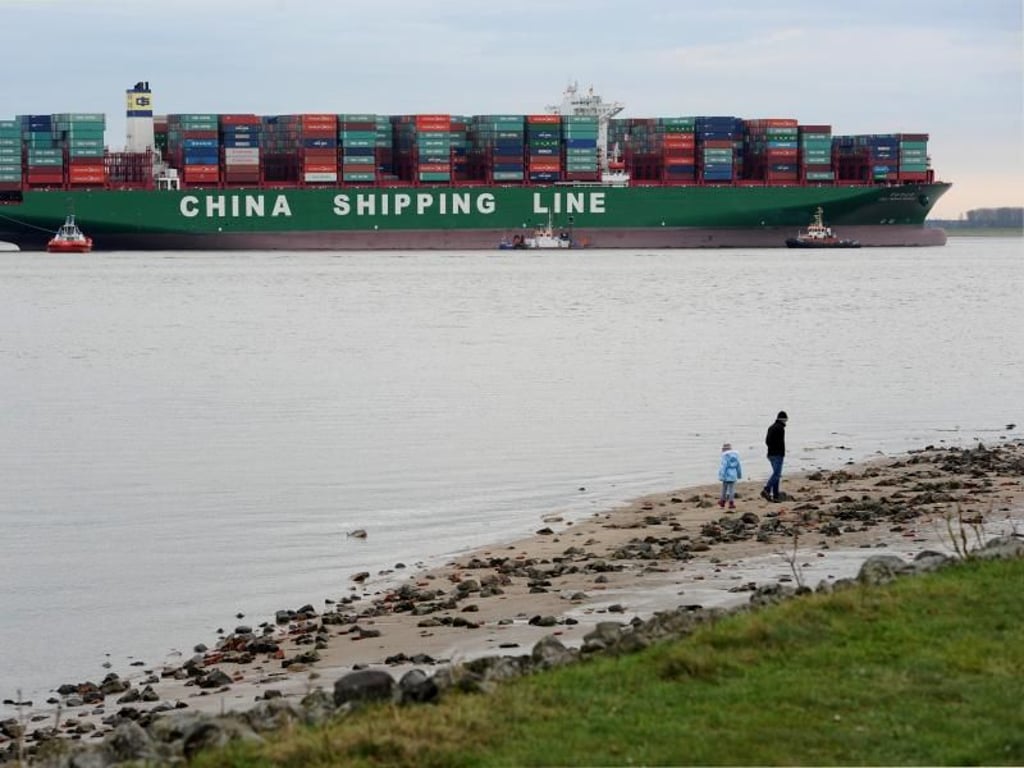Attraktion für Spaziergänger: Die "Indian Ocean" gehört mit einer Länge von 400 Metern und einer Breite von 59 Metern zu den größten Containerschiffen der Welt. Foto: Ingo Wagner