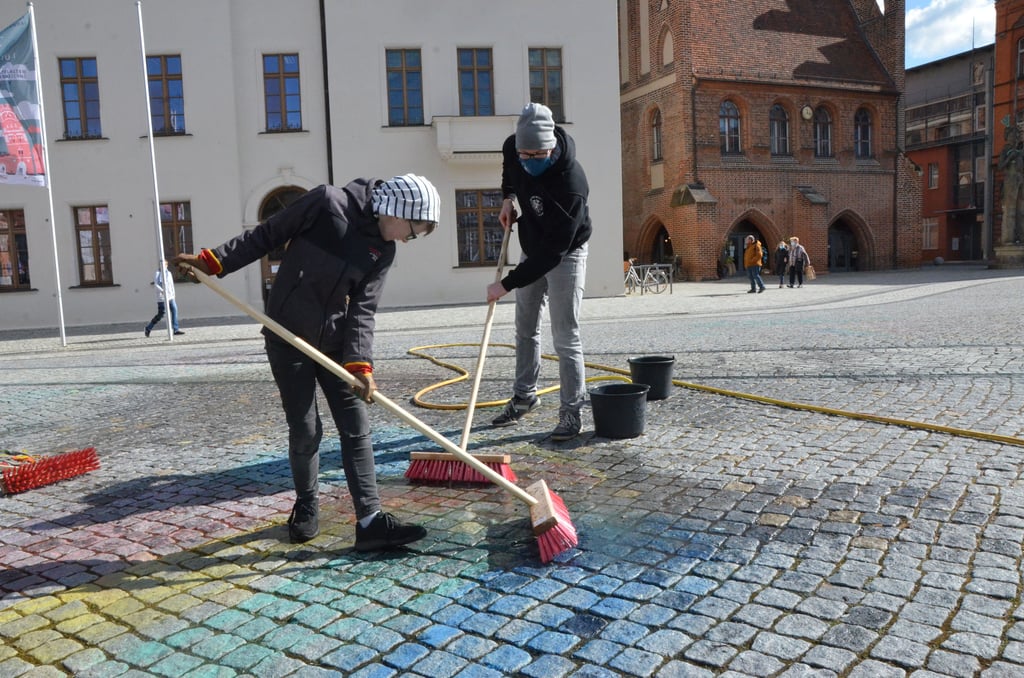 Ende März putzten die Mitglieder von Fridays for Future schon den Marktplatz in Stendal. Den Einsatz bewertete die Stadtverwaltung als nicht ausreichend.