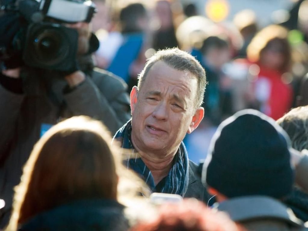 Tom Hanks inmitten von Fans vor em Zoo-palast in Berlin. Foto: Jörg Carstensen