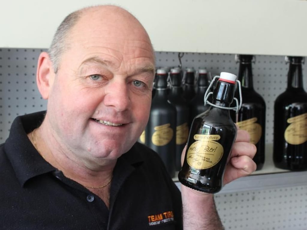 Früher fuhr Jos Moser Lastwagen durch Europa, heute stellt er Bier her - in seiner Alpbacher «Kristallbrauerei». Foto: Bernd F. Meier