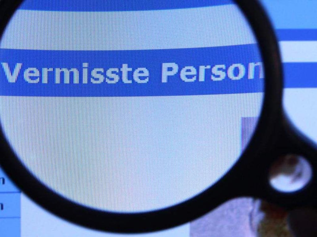 Hinter einer Lupe ist der Schriftzug «Vermisste Person» zu sehen. Foto: Jens Büttner/ZB/Archiv