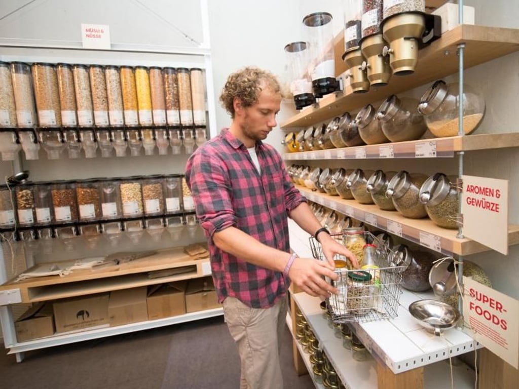 In einzelnen Supermärkten kann man schon vornehmlich unverpackte Waren einkaufen. Im Lebensmittelgeschäft Original Unverpackt in Berlin füllt Mitarbeiter Thomas Guhr etwa Nudeln in mitgebrachte Gläser ab. Foto: Inga Kjer