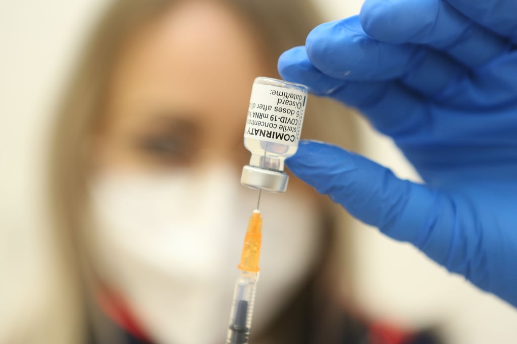 Notfallsanitäterin Mandy Fleck zieht eine Spritze mit dem Corona-Impfstoff von Biontech/Pfizer auf. +++ dpa-Bildfunk +++