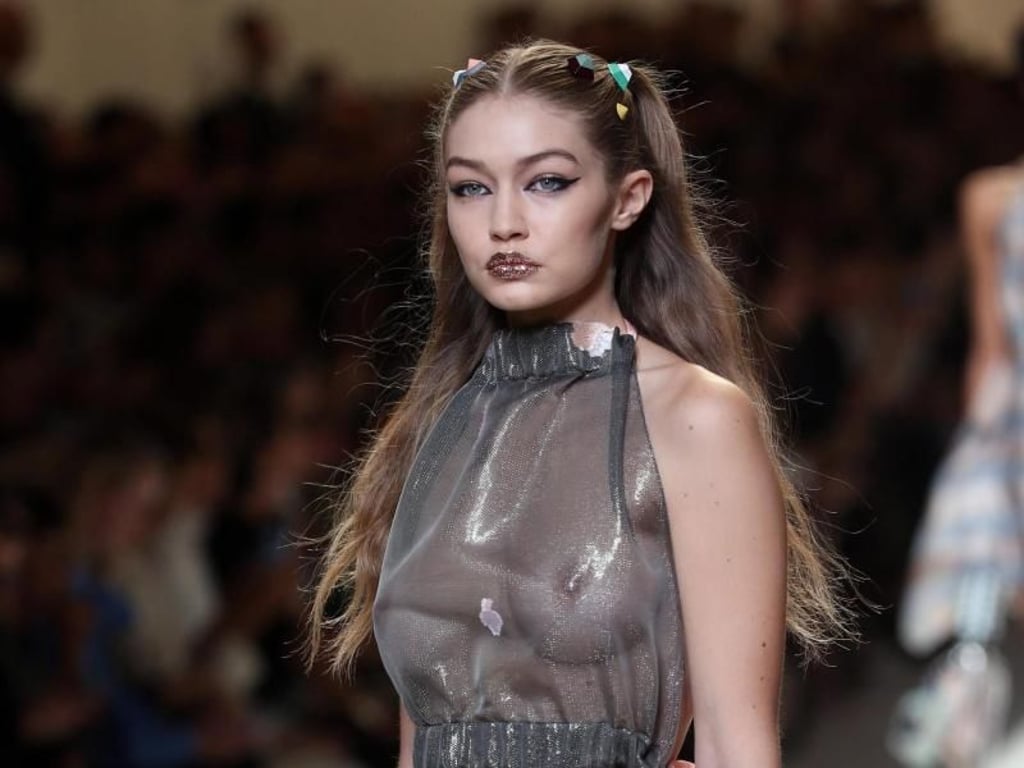 Top-Model Gigi Hadid macht bei der Fendi-Show Lust auf den Sommer. Foto: Matteo Bazzi