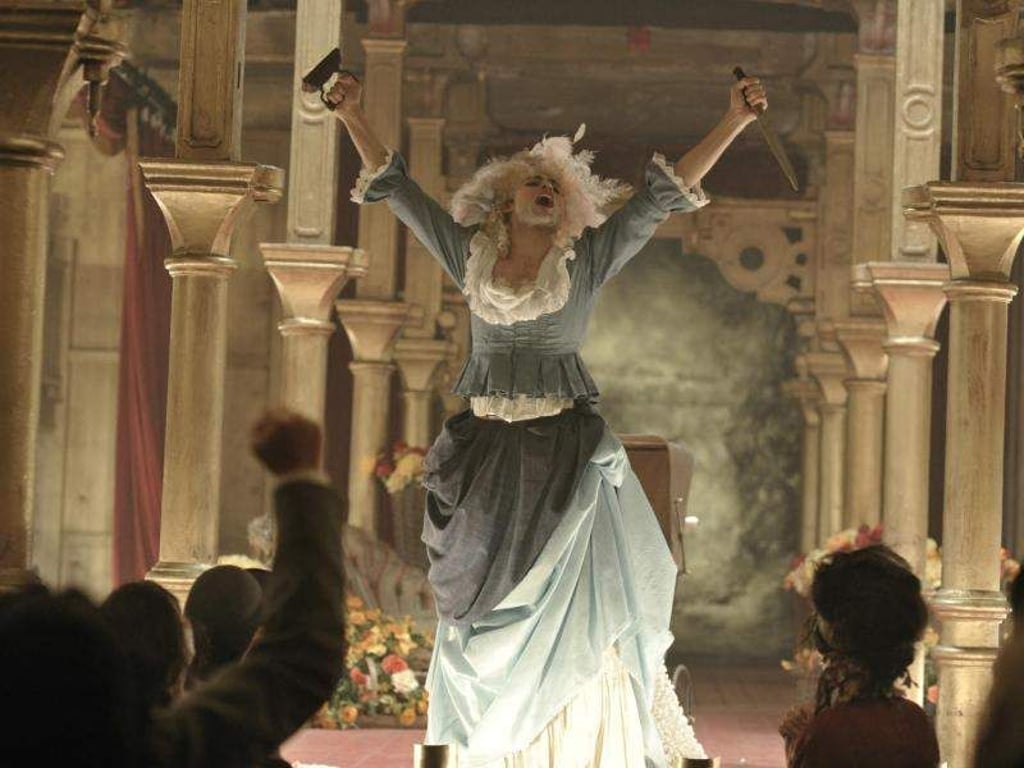 Komiker Dan Leno (Douglas Booth) führt als eine Art Wegweiser durch den Film. Foto: Nicola Dove