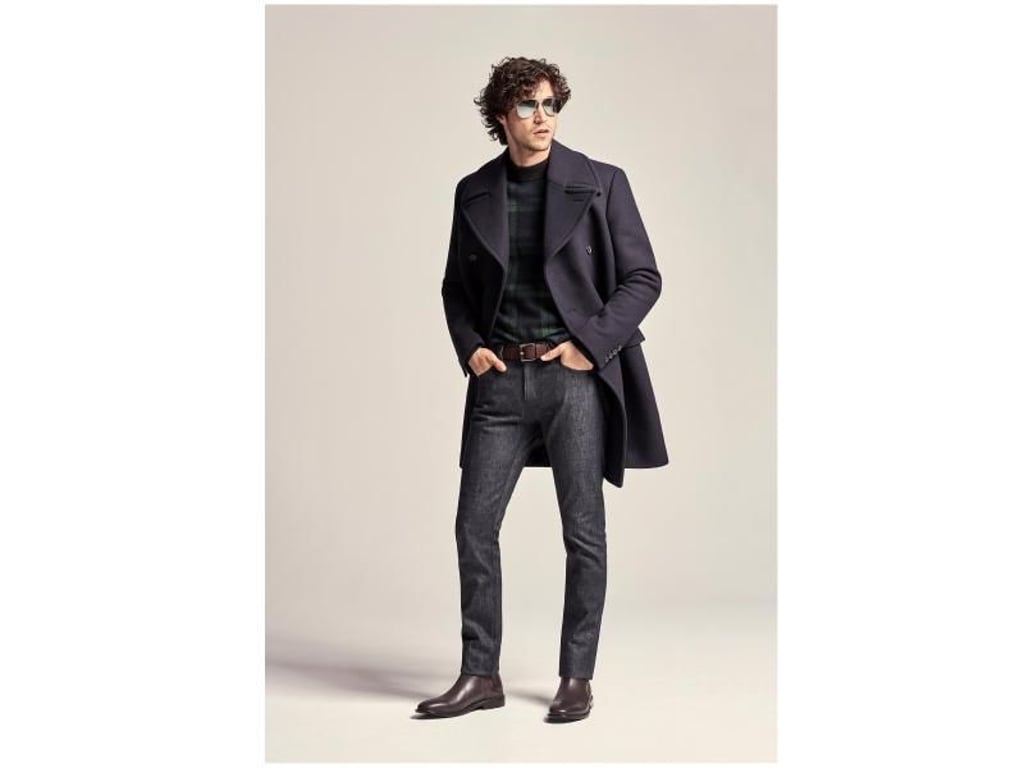 Jeans, ein kariertes Oberteil und ein eleganter Mantel - so kann eine Dandy-Kombination aussehen. (Michel Kors: Mantel 1.140 Euro, Pullover 525 Euro, Jeans 155 Euro, Stiefeletten 260 Euro). Foto: Michael Kors