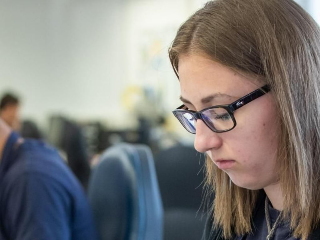 Bei der Pinselherstellung muss Kristina Bauer konzentriert sein, damit keine Büschel aus der Fassung rutschen. Foto: Daniel Karmann