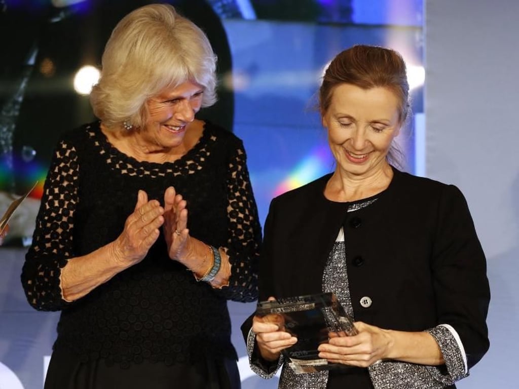 Die nordirische Autorin Anna Burns neben Camilla, Herzogin von Cornwall, die ihr den Preis überreicht hatte. Foto: Frank Augstein