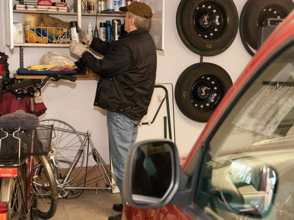 Oft parkt nicht nur der Wagen in der Garage, sie ist auch Lagerort für Reifen, Räder und Heimwerker-Bedarf. Mieter dürfen aber nicht alles in der Garage abstellen. Foto: Kai Remmers