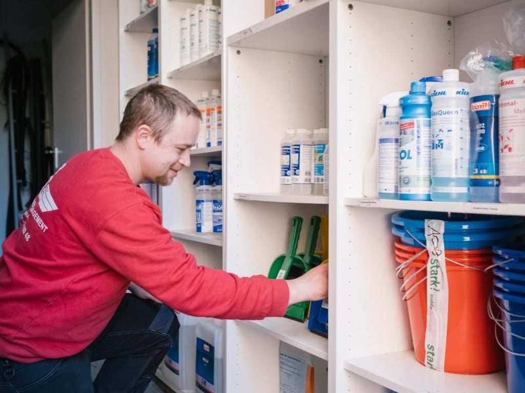 Legt auf Sauberkeit und Ordnung großen Wert: Der angehende Gebäudereiniger Sebastian Duda räumt Reinigungsutensilien ins Lager seines Ausbildungsbetriebs. Foto: Ole Spata