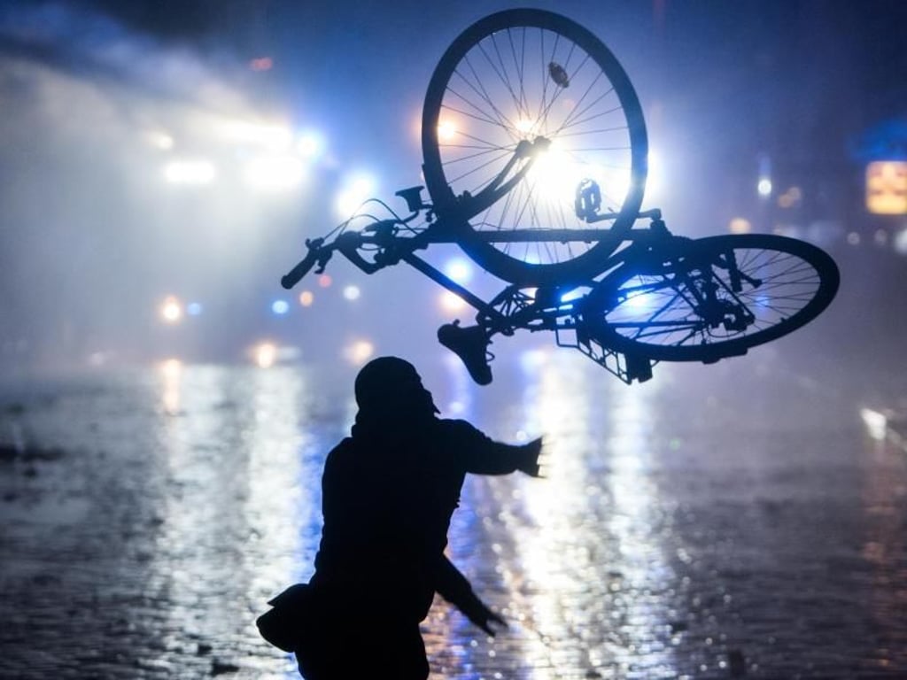 Großeinsatz im Sommer 2017: Ein Randalierer wirft beim G20-Gipfel in Hamburg ein Fahrrad in Richtung der Wasserwerfer. Foto: Daniel Bockwoldt