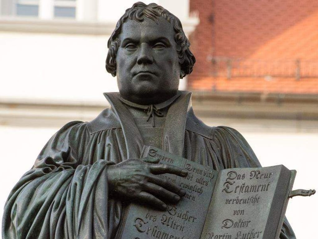 Vom Sockel geholt: der Reformator Martin Luther (1483-1546) in Wittenberg (Sachsen-Anhalt). Foto: Peter Endig