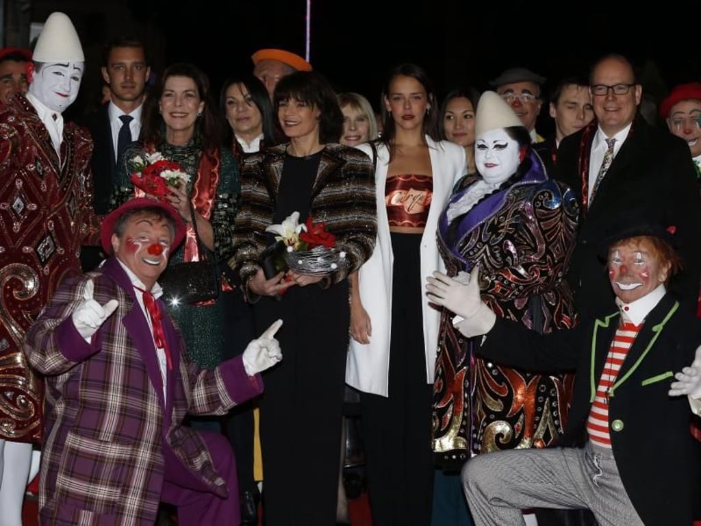 Die Fürstenfamilie mit vielen Clowns. Foto: Valery Hache