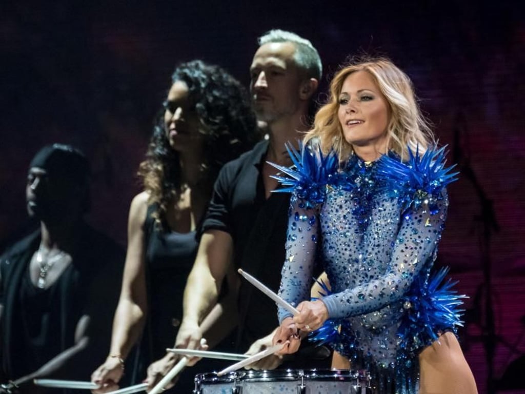 Mehr als nur Sängerin: Helene Fischer trommelt bei ihrer ersten Show in Hannover mit. Foto: Peter Steffen