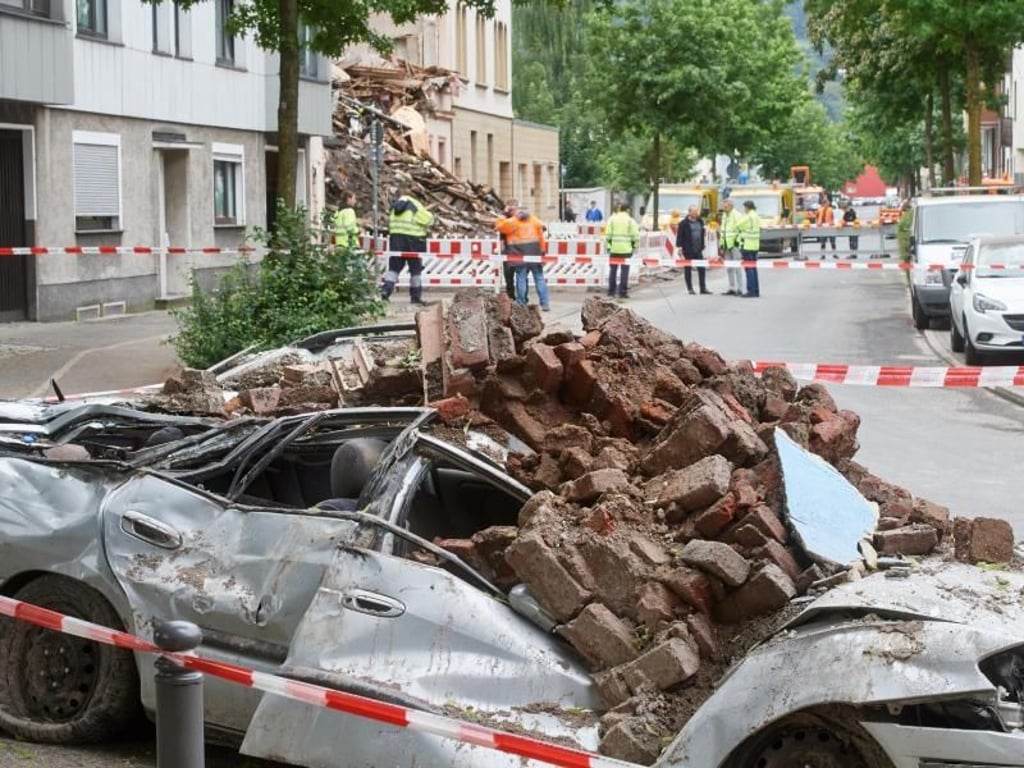 Backsteine flogen durch die Luft und zerstörten ein Auto, das in der Nähe des Hauses geparkt war. Foto: Bernd Thissen