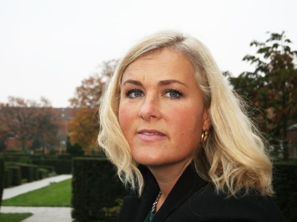 Bestatterin Sille Kongstad kommt mit dem Rad zur Beerdigung. Foto: Julia Wäschenbach