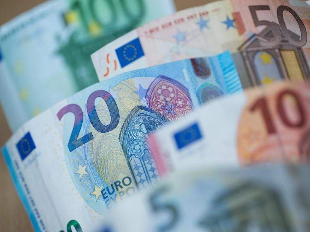 Verschiedene Euro-Scheine liegen auf einem Tisch. Foto: Daniel Karmann/Archiv