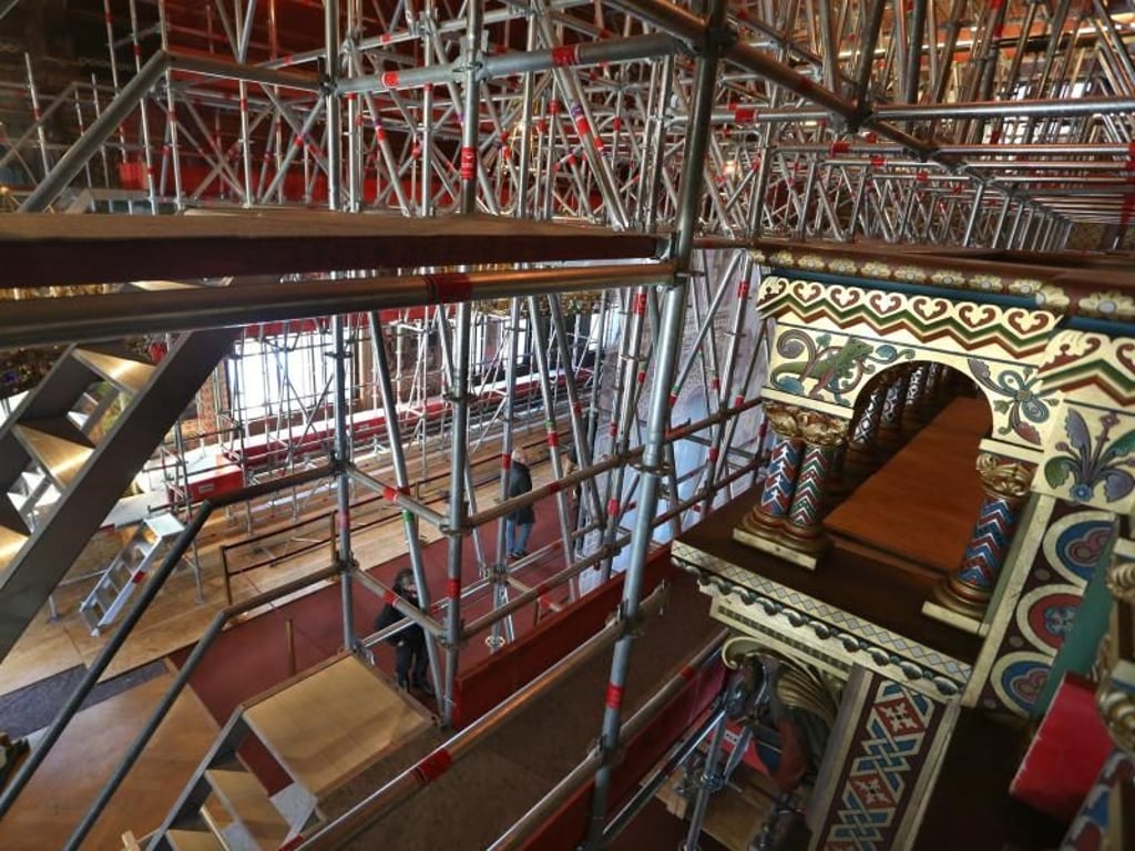 Baugerüste füllen den Sängersaal des Schlosses. Führungen finden dennoch statt. Foto: Karl-Josef Hildenbrand
