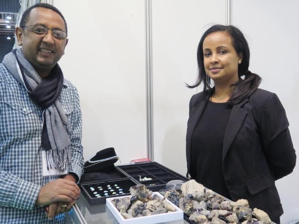 Amanuel Retta (l) und seine Frau Loza Mekonnen: Die beiden präsentieren äthiopischen Bernstein. Foto: Eva Krafczyk