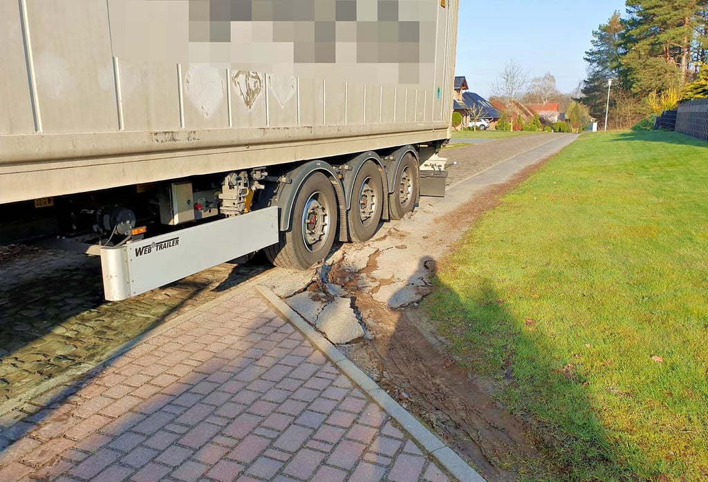 Lkw-Fahrer, die zur Paradiesfrucht GmbH am Neuferchauer Weg nach Immekath wollen, landen irrtümlich in Steimke und richten dort auf dem erst vor wenigen Jahren hergerichteten Seitenbereich des Altneuferchauer Weges große Schäden an.