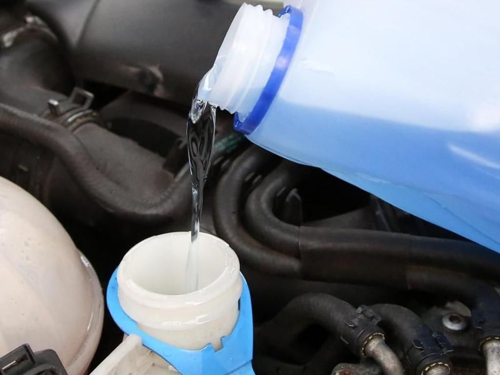 Frostschutz für die Scheibenwaschanlage können Autofahrer problemlos selbst nachfüllen und müssen das nicht die Werkstatt machen lassen. Foto: Bodo Marks