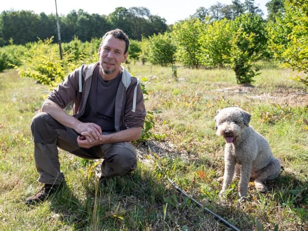 Trüffelbauer Fabian Sievers mit seinem geliebten Hund Woopee. Foto: Peter Steffen